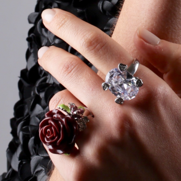 Bague fantaisie femme ovale style médiéval ou baroque tons vert nuancé